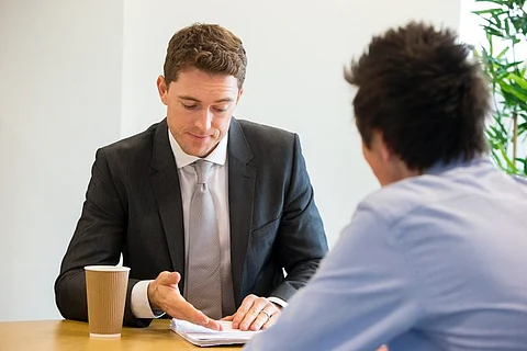 सिनिअरबरोबर पटत नसेल तर 'या' ७ गोष्टी नक्की करुन पाहा