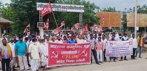 किनवट मोर्चा उपजिल्हाधिकारी कार्यालयावर