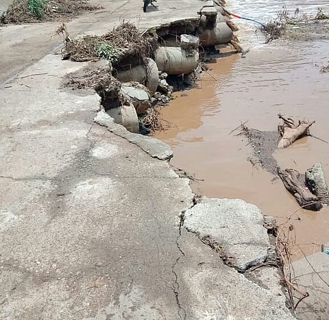 तामसा पूल पहिल्याच पावसात तुटला