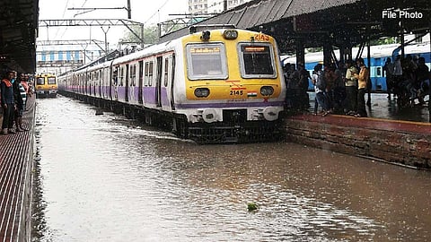 पावसाची उसंत; लोकल सेवा सुरळीत, रेल्वे प्रशासन 'अलर्ट मोड'वर