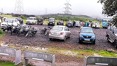 पर्यटकांच्या शेकडो वाहनांची दाऱ्या व नाणे घाटात गर्दी