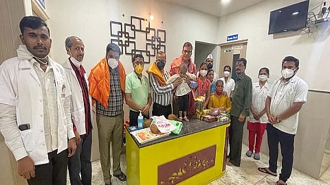 लातूर : तब्बल चौदा दिवस व्हेंटिलेटरवर राहिलेल्या चिमुकलीवर यशस्वी उपचारानंतर तिला भेट वस्तू देऊन रुग्णालयातून घरी पाठवण्यात आले. यावेळी डॉक्टर व कुटुंबीय.