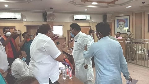 आमदार-नगरसेवकांचा राग स्वच्छतेवर काढू नका