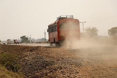 रस्त्यासाठी आमदार अधिकाऱ्यांच्या दालनात