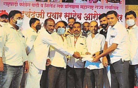 सारोळे ग्रामस्थांची भाळवणीच्या कोविड सेंटरला मदत