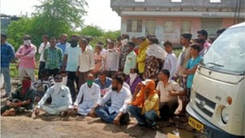 त्रासले अन् रस्त्यावरील डबक्यात जावून बसले