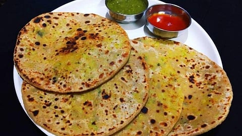 ब्रेकफास्टसाठी झटपट तयार होणारे फ्लॉवर पराठे; जाणून घ्या रेसिपी
