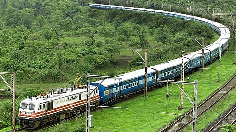 धावत्या गोवा एक्सप्रेसमधून एकाला बाहेर फेकल्याची घटना