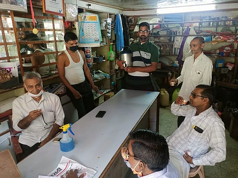 नोकरी सुटली..तरी नाउमेद झाला नाही, आणि बनला ‘मोबाईल चहावाला’