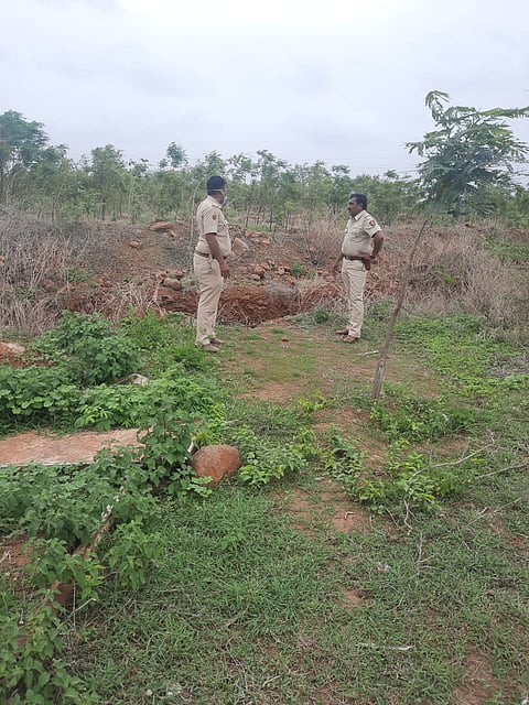 महामार्ग पोलिस चौकीच्या जागेची पाहणी करताना