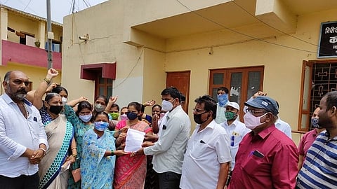 परमिट रूम, बियर बार व लॉज बंद करण्यासाठी महिलांचा नारायणगावात मोर्चा