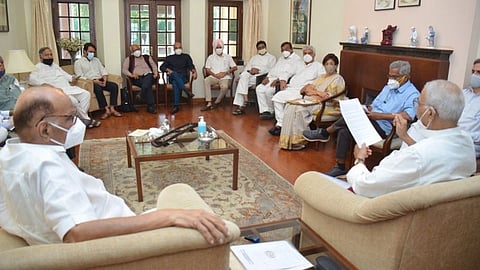 शरद पवारांच्या घरी विरोधकांची बैठक; तिसऱ्या आघाडीची कसरत?