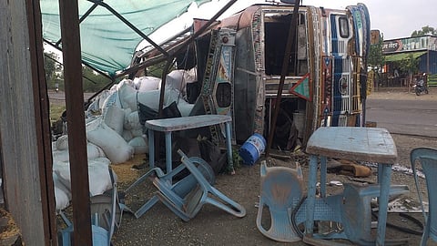 औरंगाबाद -सोलापूर महामार्गावर अंबड फाट्याजवळ भरधाव ट्रक हॉटेलमध्ये घुसून उलटली. (छायाचित्र : हबीबखान पठाण, पाचोड)