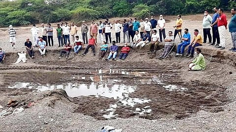 प्रवरा नदीपात्रात झोपून पर्यावरणप्रेमींचे वाळू उपशाविरोधात आंदोलन