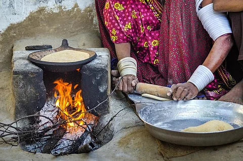 ‘उज्वला’च्या हाताला महागाईचे चटके; चुलीवर स्वयंपाक करण्याची वेळ