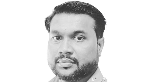 चालत्या मोटरसायकलवर झाड कोसळून आज्जी-नातवाचा मृत्यू