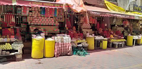 पंढरपूर मंदिर परिसरातील पूजेचं साहित्य विक्रेते भाविकांच्या प्रतिक्षेत!