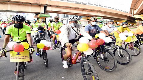 औरंगाबाद - योग दिनाच्या जनजागृतीसाठी सायकल फेरी काढण्यात आली. यात जिल्हाधिकारी सुनील चव्हाण, उपजिल्हाधिकारी संजीव जाधवर, उपजिल्हाधिकारी (रोहयो) मंदार वैद्य आदी सहभागी झाले होते.