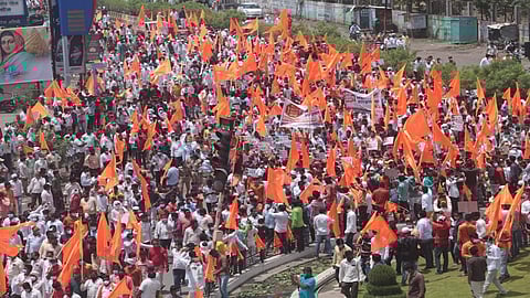बीड : मोर्चेकऱ्यांच्या हाती असलेल्या ध्वजांमुळे असे भगवेमय वातावरण झाले.