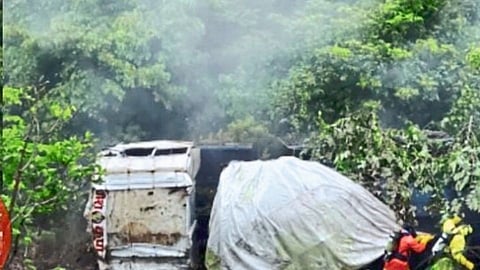 ॲसिडचा टँकर दरीत कोसळला; चालक जखमी,भाट्येतील घटना