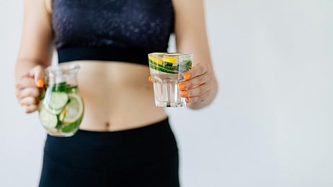 वजन कमी करण्यासाठी उपाशी पोटी ट्राय करा हे 5 DETOX DRINK