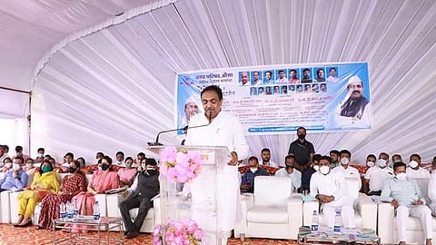 औसा (जि.लातूर) : पालिकेच्या विविध विकास कामाचा प्रारंभ कार्यक्रमात बोलतांना जलसंपदामंत्री जयंत पाटील. यावेळी सामाजिक न्यायमंत्री धनंजय मुंडे, राज्यमंत्री संजय बनसोडे, माजीमंत्री बसवराज पाटील, आमदार विक्रम काळे, नगराध्यक्ष डॉ. अफसर शेख आदी.