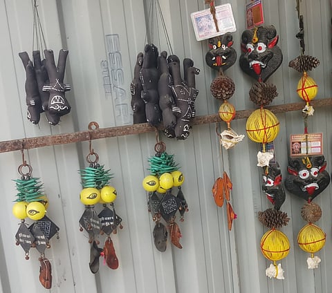 शनिशिंगणापुरातील काळ्या बाहुलीलाच लागली "नजर"