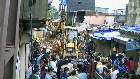 मालाडमध्ये तीन मजली इमारत बाजूच्या इमारतीवर कोसळली, ११ ठार