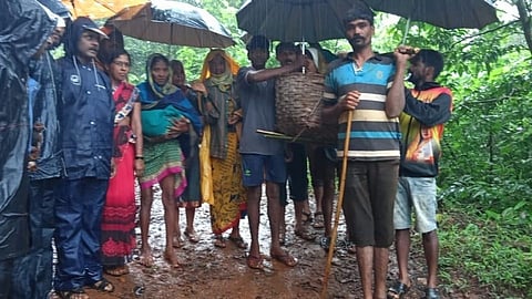 कोल्हापूर : रस्त्याअभावी गर्भवतीचे हाल, झोळीतून नेलं रुग्णालयात
