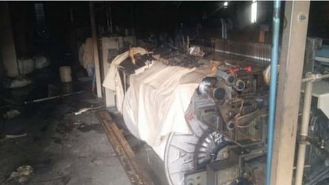 जत्राट रोडवर औद्योगिक वसाहतीतील पॉवरलूम कारखान्याला आग; कारखाना आगीत भस्मसात