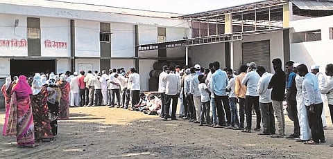 राहुरी खतासाठी रांगा