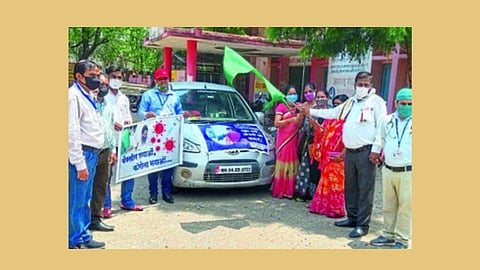 लसीकरण जनजागृतीसाठी स्वखर्चातून शिक्षकाने उभारला संदेश रथ