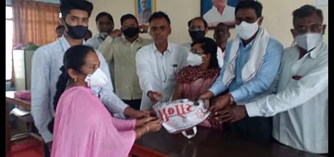 नायगाव पद्मा पाटील यांना मदत देताना