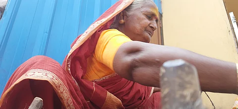 70 वर्षांच्या आउंचा नाद खुळा; पारंपरिक पद्धतीने घोंगडी विणतात अनुआजी