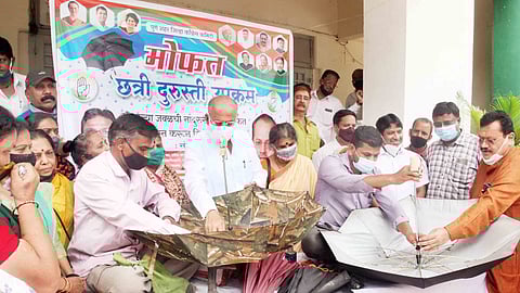 काँग्रेसचा ऋतू बदल उपक्रम; पुणेकरांसाठी छत्री दुरुस्तीचा फंडा
