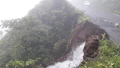 तळेरे-कोल्हापुर राष्ट्रीय महामार्गावरील करूळ घाटरस्ता खचला