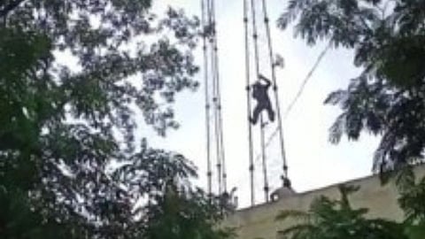निधीत अपहार; टॉवरवर चढून अंगावर ओतले पेट्रोल