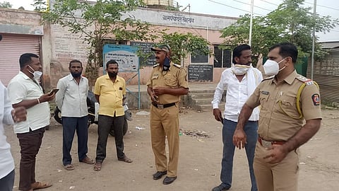 लोहगाव (जि.औरंगाबाद) : ग्रामभेट बैठकीत ग्रामस्थांना मार्गदर्शन करताना सहायक पोलिस निरीक्षक संतोष माने.