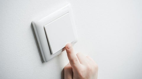 पावसाळ्यात वीजयंत्रणेपासून राहा सतर्क; अशी घ्या काळजी