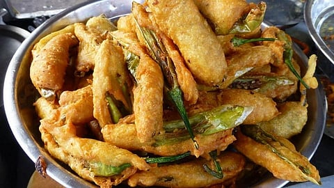 हॉटेल सारखी मिरची भजी बनवा घरच्या घरी