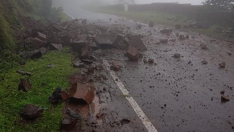 भुईबावडा घाट रस्त्यावर दरड कोसळण्याच्या घटना