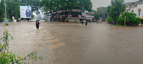 कोल्हापूरचा पाऊस - वाहतुकीची कोंडी; नाले तुंबले, शहर थांबले