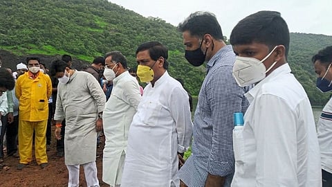 पणदेरी धरणाला गळती; अधिवेशनानंतर मंत्र्यांची थेट धरणाकडे धाव