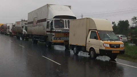 पुणे-बंगळूर राष्ट्रीय महामार्गावर तीन फूट पाणी; वाहतूक बंदच