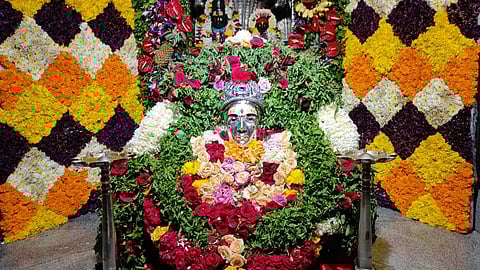 संत ज्ञानेश्वर महाराज मंदिरास फुलांची आकर्षक सजावट