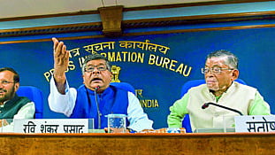 नवी दिल्ली : केंद्रिय मंत्रिमंडळातून वगळलेले तीन ज्येष्ठ मंत्री : प्रकाश जावडेकर, रविशंकर प्रसाद व संतोष गंगवार.