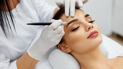 परफेक्ट लुकसाठी 'या' टिप्ससह बनवा ओवरप्लक आयब्रो