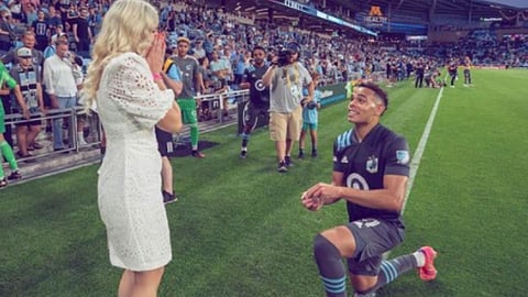 Football Player Proposed His Girlfriend
