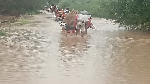 औराद शहाजनी (जि.लातूर) : महामार्गालगत गटारीची व्यवस्था न झाल्यामुळे रस्त्यावरून वाहून जाणारे पाणी.