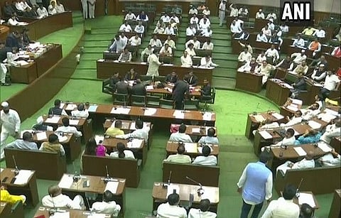 सत्ताधारी विरोधकांमध्ये धक्काबुक्की; ओबीसी आरक्षणावरुन गोंधळ